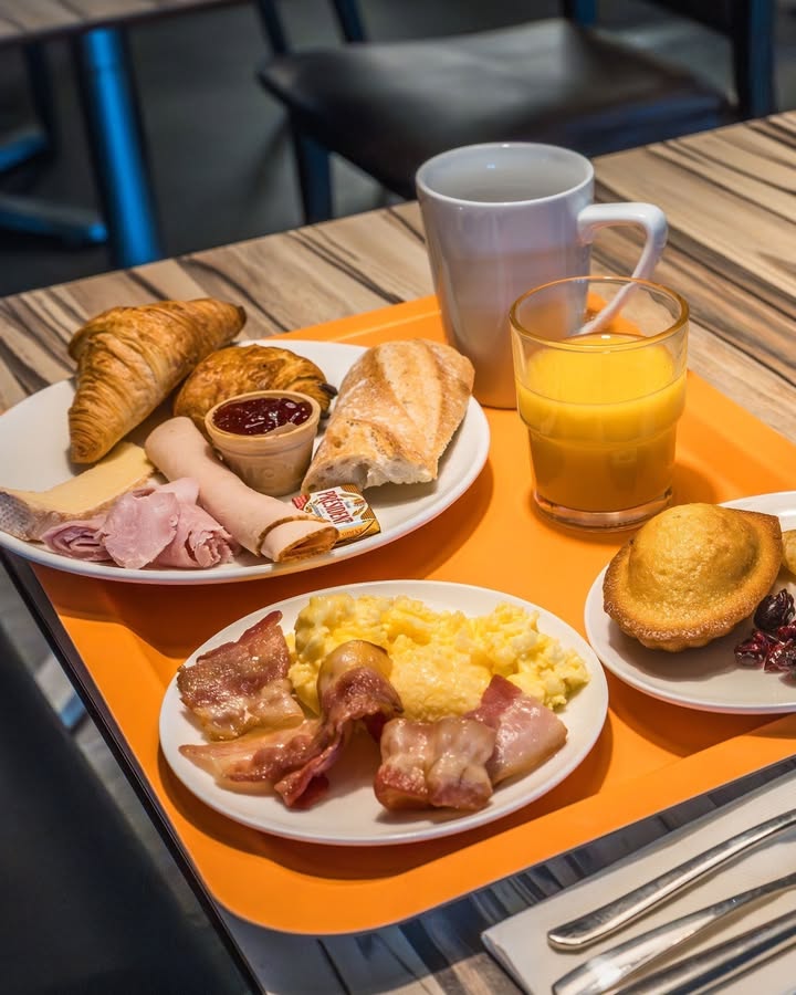 Petit-déjeuner à l’Ibis Chalon : miel de nos abeilles fond-header-les-hotels